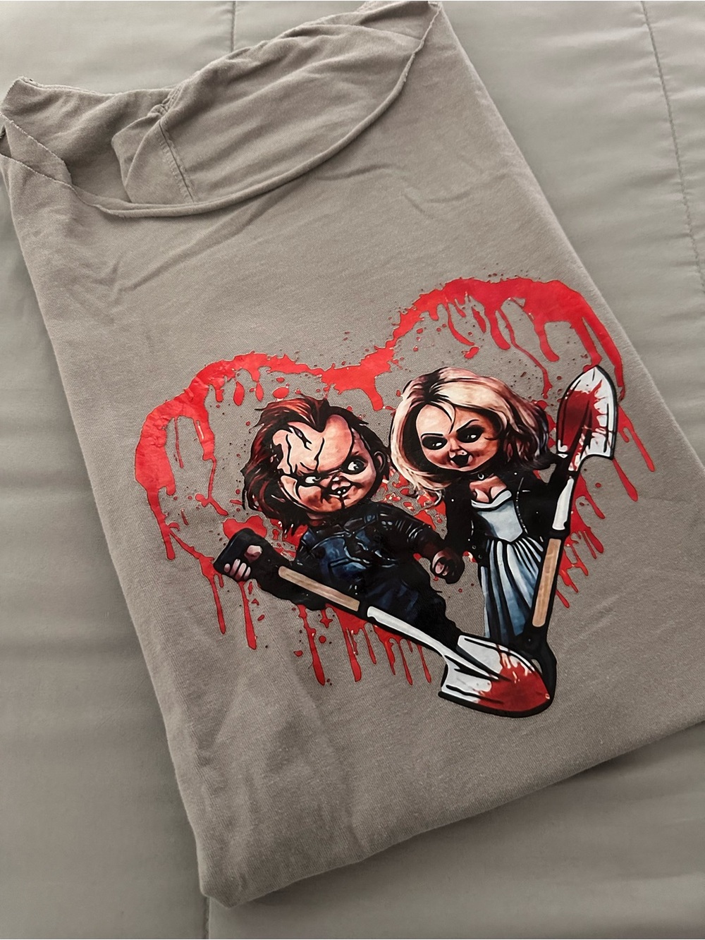 Shoulder cut off Horror Couple Graphic Tee in Gray with Red Accents